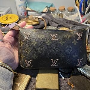 LV Pochette(NEEDS REHABILITATION)